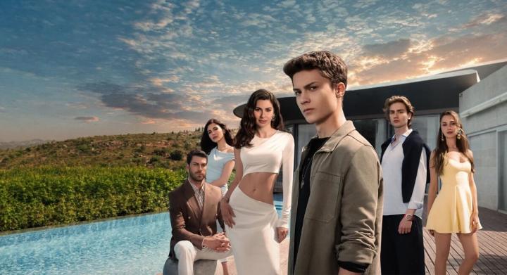 مسلسل في السابعة عشر كامل مترجم